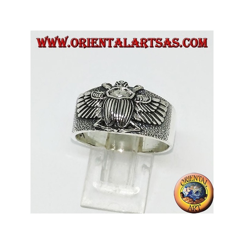Anillo de plata con el escarabajo egipcio Khepri, símbolo de la resurrección.