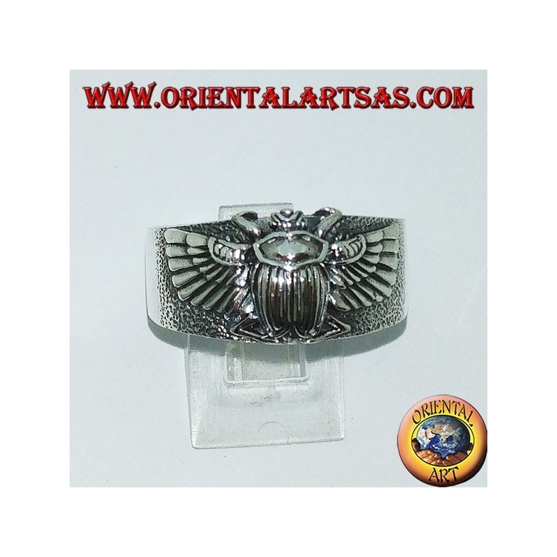 Anillo de plata con el escarabajo egipcio Khepri, símbolo de la resurrección.