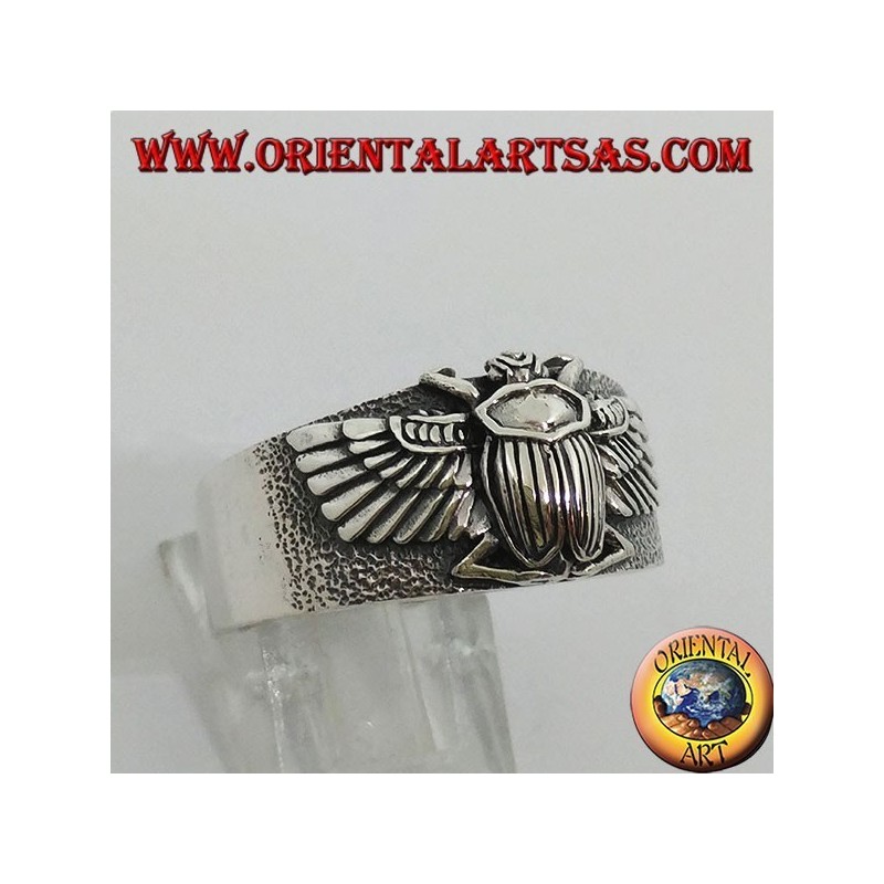 Anillo de plata con el escarabajo egipcio Khepri, símbolo de la resurrección.