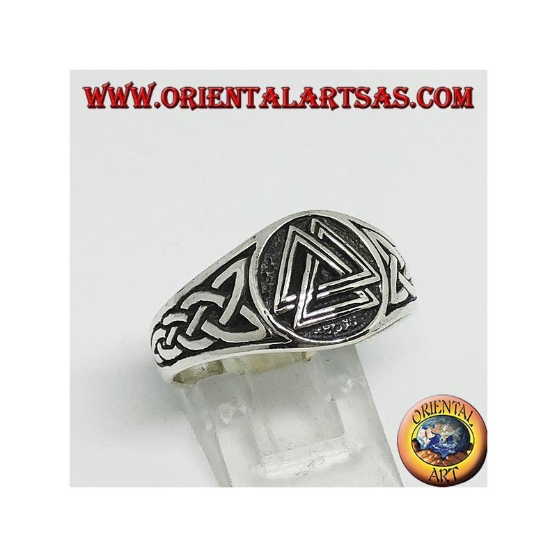 Anillo de plata con valknut de Odin y tejido celta en los lados.