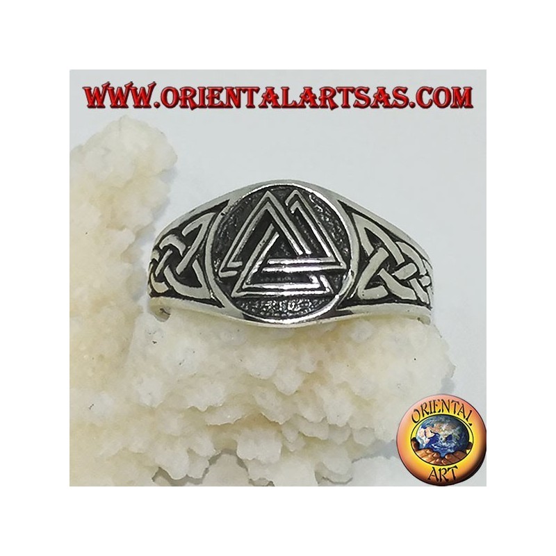 Anillo de plata con valknut de Odin y tejido celta en los lados.
