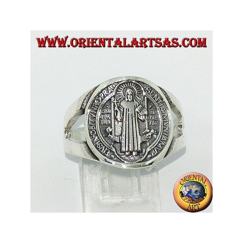 Anillo de plata de San Benito con una cruz en el interior.
