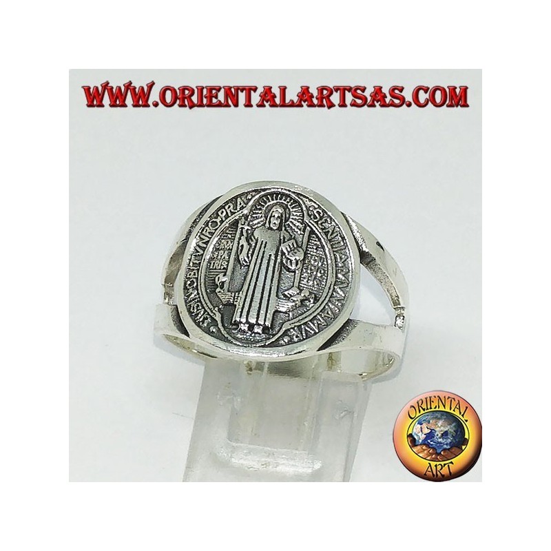 Anillo de plata de San Benito con una cruz en el interior.