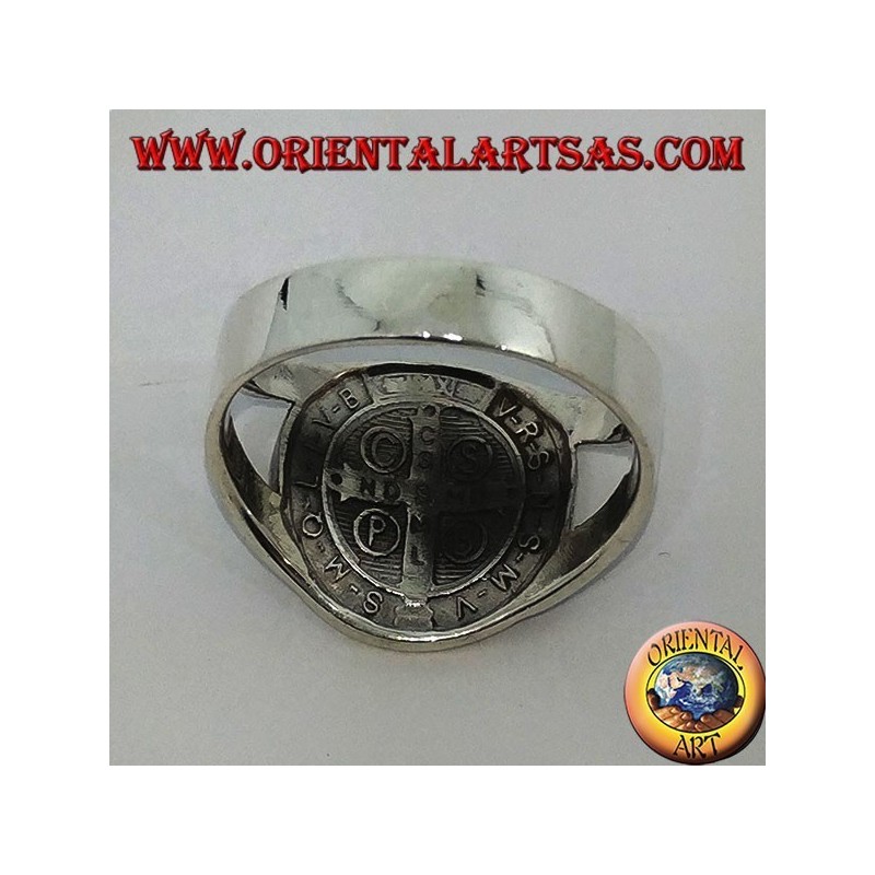 Bague en argent de saint Benoît avec une croix à l'intérieur