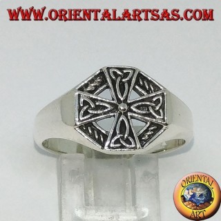 Anillo de plata de la cruz celta con nudos tyrone.