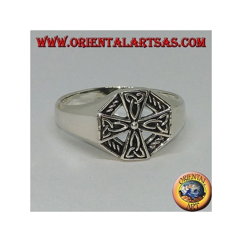 Anillo de plata de la cruz celta con nudos tyrone.