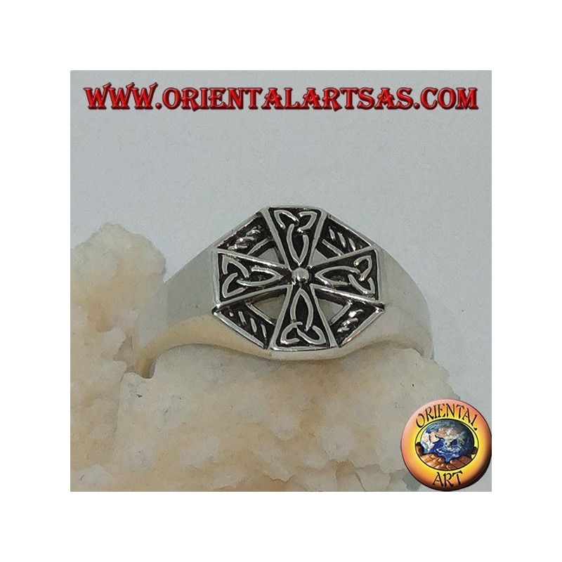 Anillo de plata de la cruz celta con nudos tyrone.