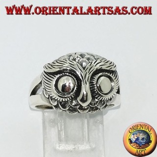 Anillo de plata con cabeza de búho con grandes ojos.