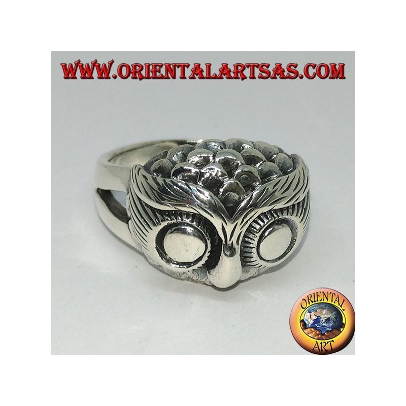 Anillo de plata con cabeza de búho con grandes ojos.