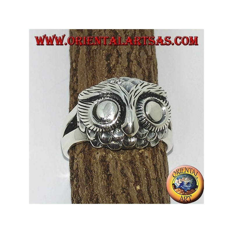 Anillo de plata con cabeza de búho con grandes ojos.