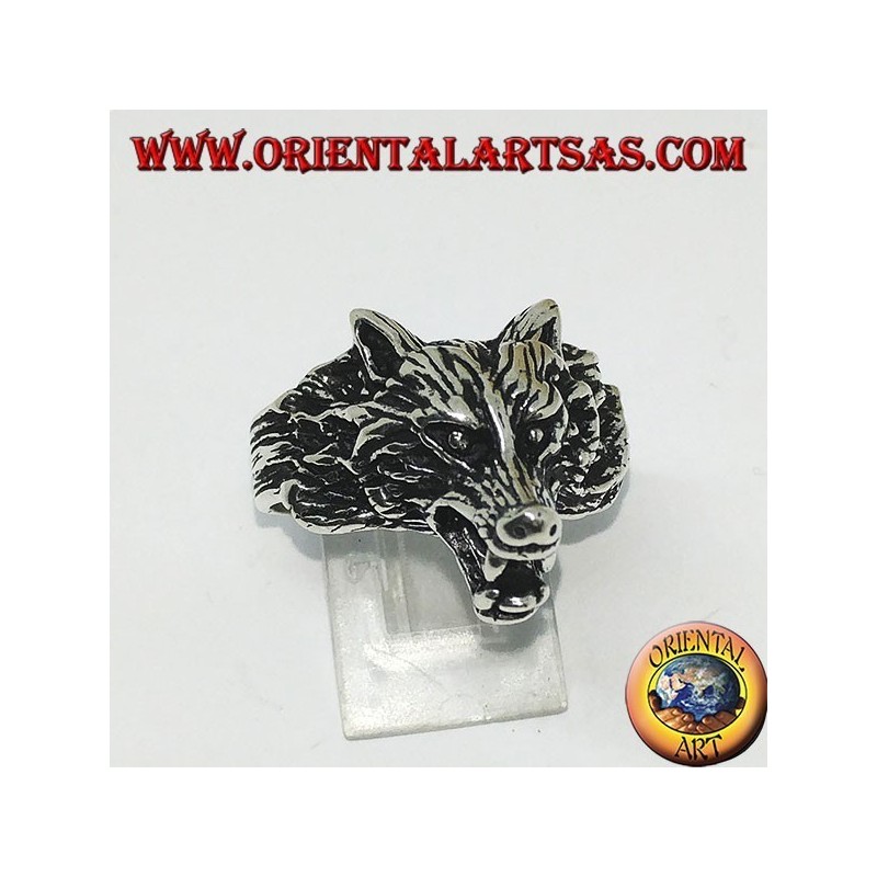 Anillo de plata, cabeza de lobo gruñendo.