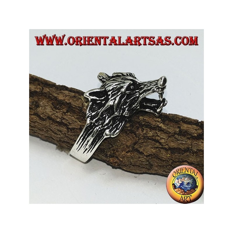 Anillo de plata, cabeza de lobo gruñendo.