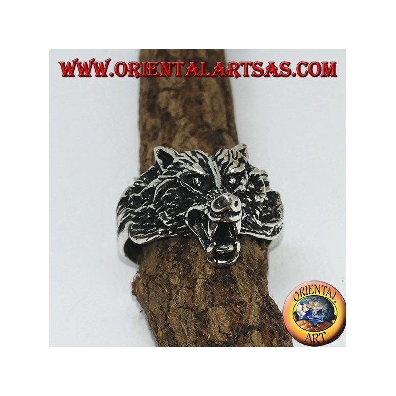 Anillo de plata, cabeza de lobo gruñendo.