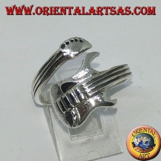 Bague en argent enveloppant la guitare électrique, horizontalement