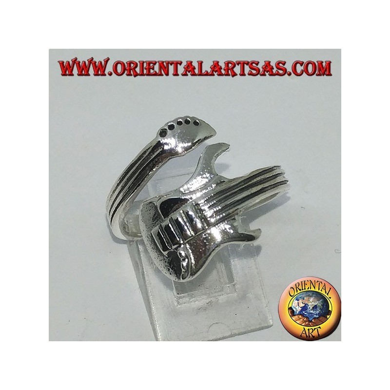 Anello in argento avvolgente chitarra elettrica, in orizzontale