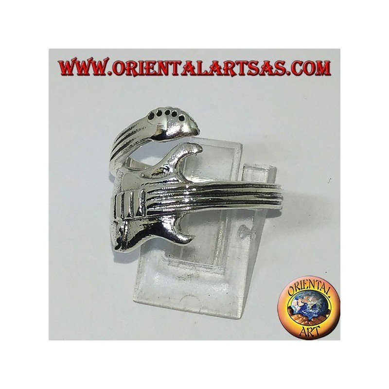 Anello in argento avvolgente chitarra elettrica, in orizzontale