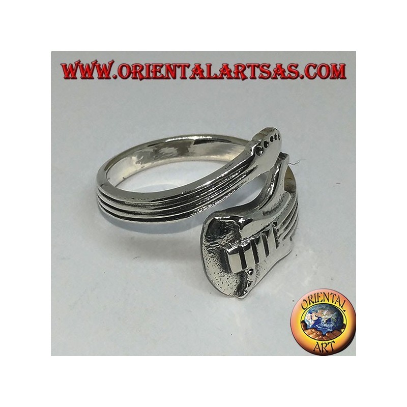 Bague en argent enveloppant la guitare électrique, horizontalement
