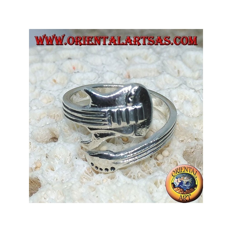 Bague en argent enveloppant la guitare électrique, horizontalement