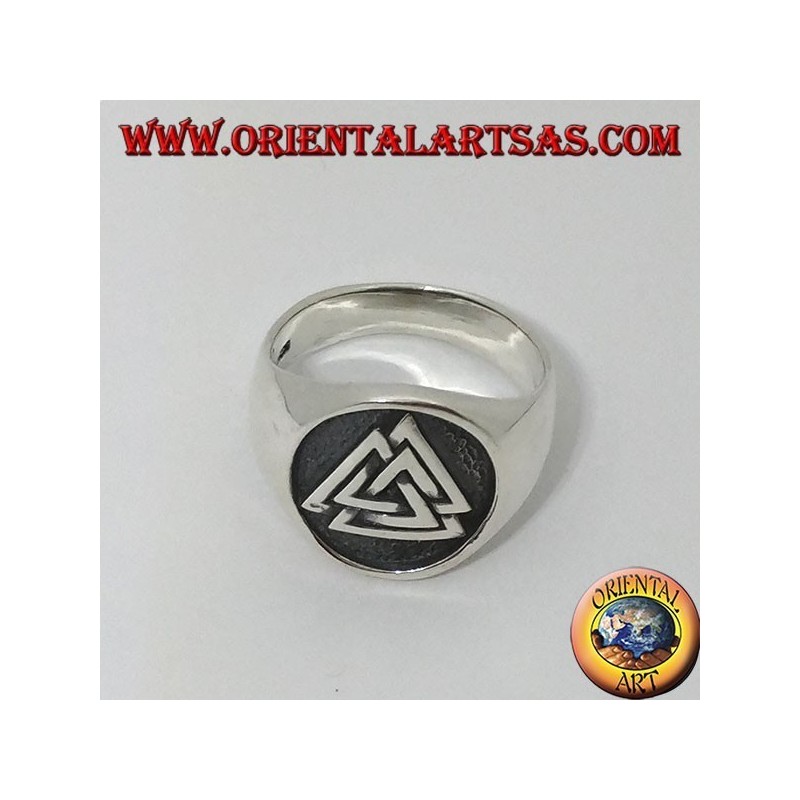 Anillo de plata con el sello de nudo de valknut de Odin.