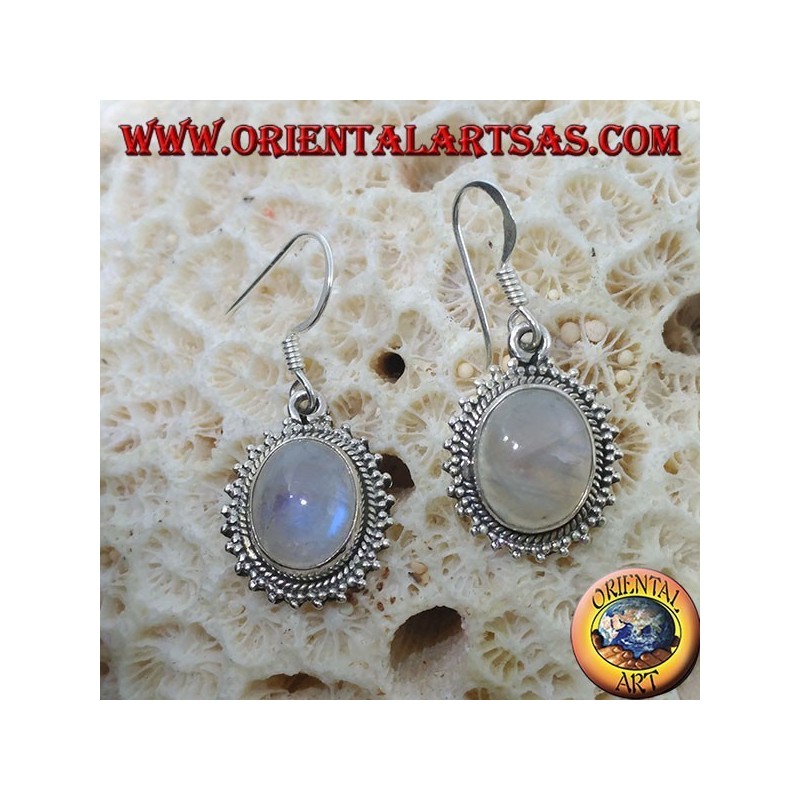 Pendientes de plata con labradorita oval de arco iris rodeada de puntos.