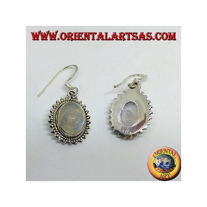 Pendientes de plata con labradorita oval de arco iris rodeada de puntos.
