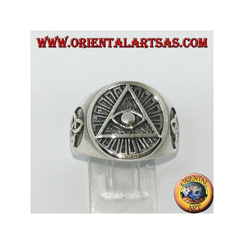 Anillo de plata de la pirámide iluminada con nudo tyrone en los lados.