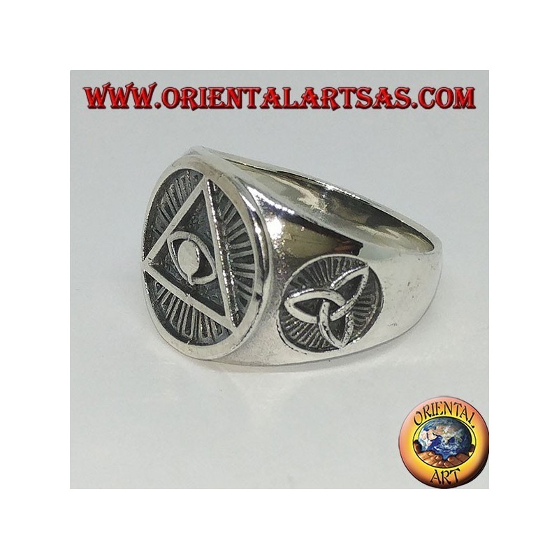 Anillo de plata de la pirámide iluminada con nudo tyrone en los lados.