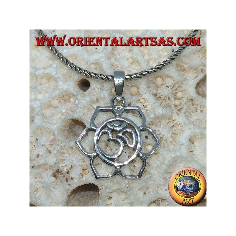 Pendentif en argent avec ॐ  om dans la fleur de lotus
