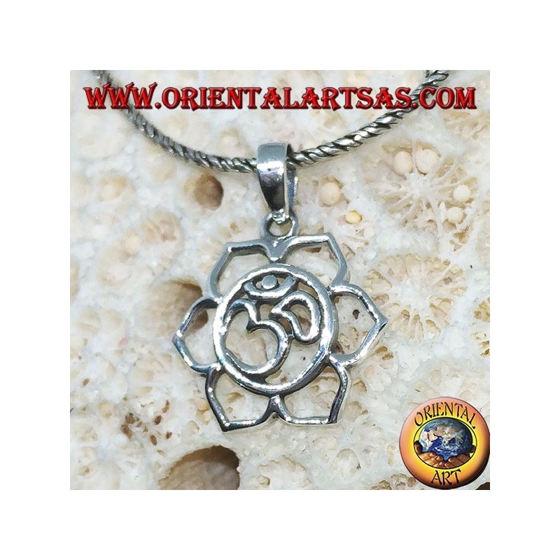 Pendentif en argent avec ॐ  om dans la fleur de lotus