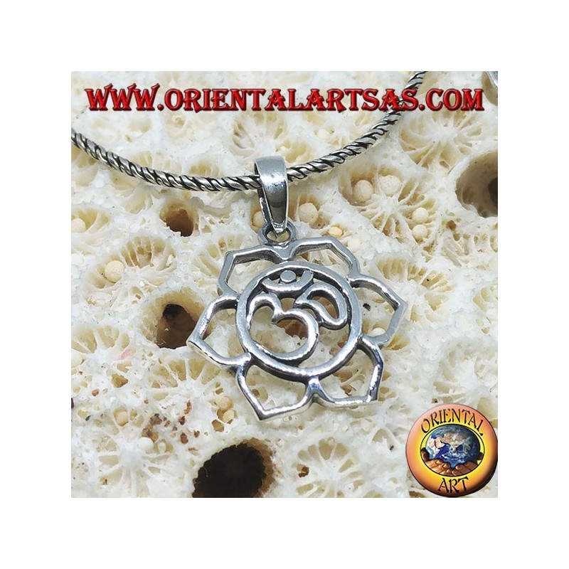 Colgante de plata con ॐ om en la flor de loto.