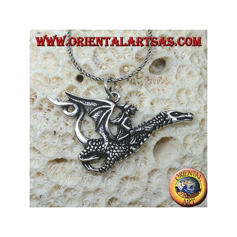 Colgante de plata, la bruja con el dragón.