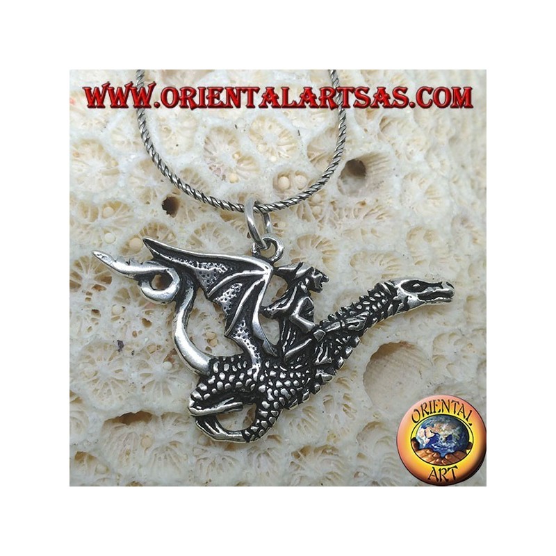 Colgante de plata, la bruja con el dragón.
