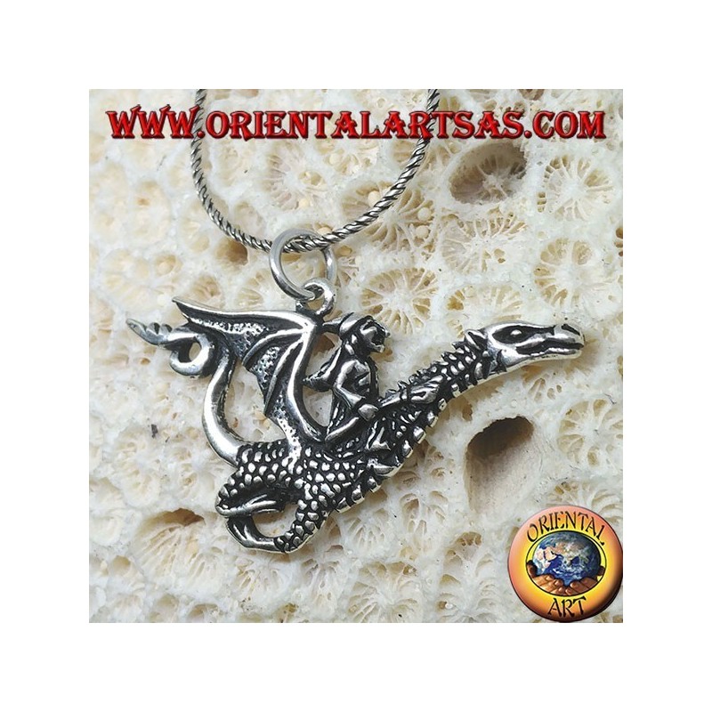 Pendentif en argent, la sorcière au dragon