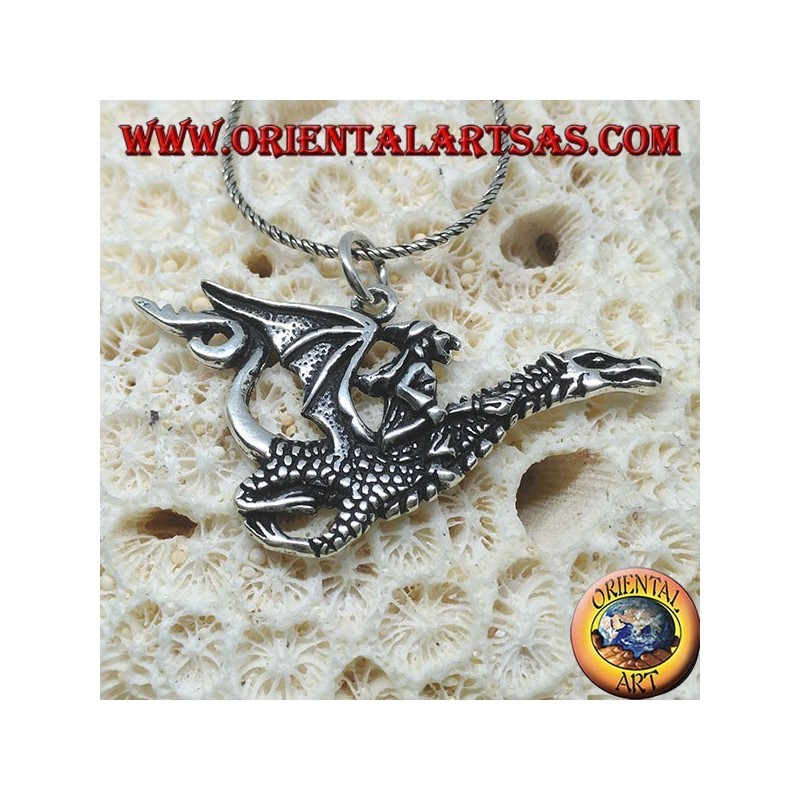Colgante de plata, la bruja con el dragón.