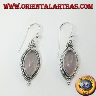 Pendientes de plata con una trenza alrededor de una lanzadera de cuarzo rosa.