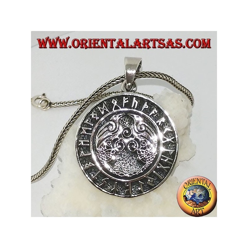 Colgante de plata Huginn y Muninn (los cuervos de Odin) con las runas alrededor