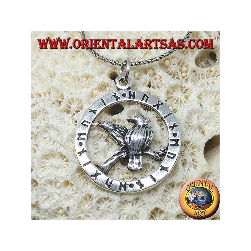 Colgante de plata para los cuervos de Odin Huginn y Muninn rodeado de runas.