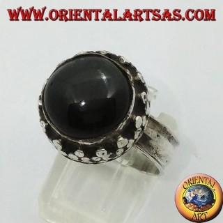 Anillo de plata en el borde alto con juego redondo de estrella negra.