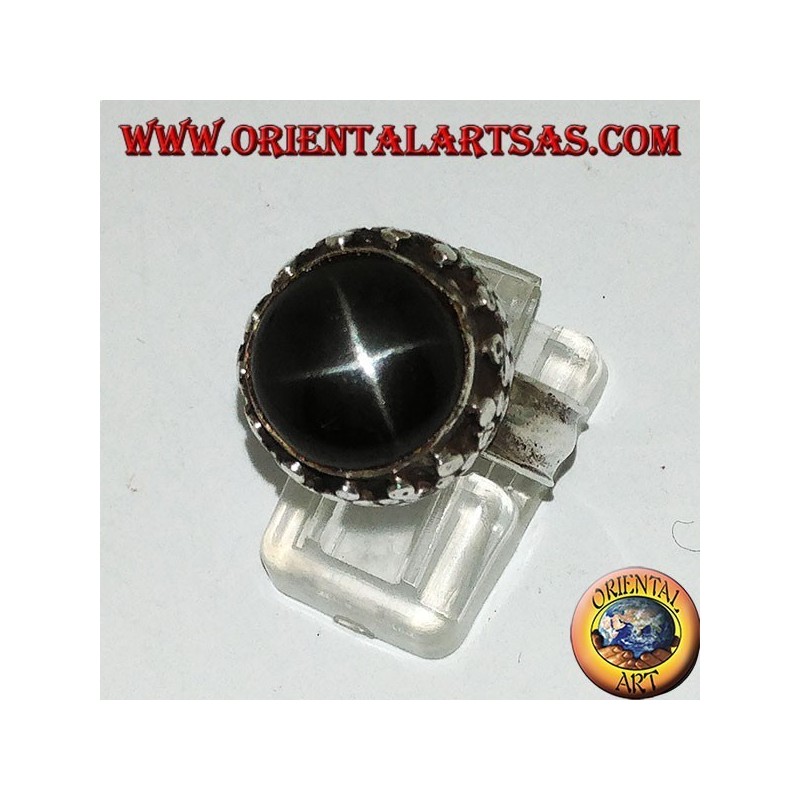 Anillo de plata en el borde alto con juego redondo de estrella negra.
