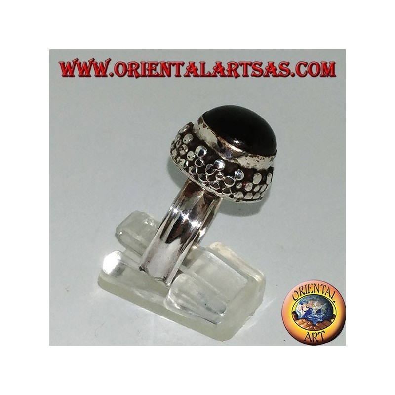 Anillo de plata en el borde alto con juego redondo de estrella negra.