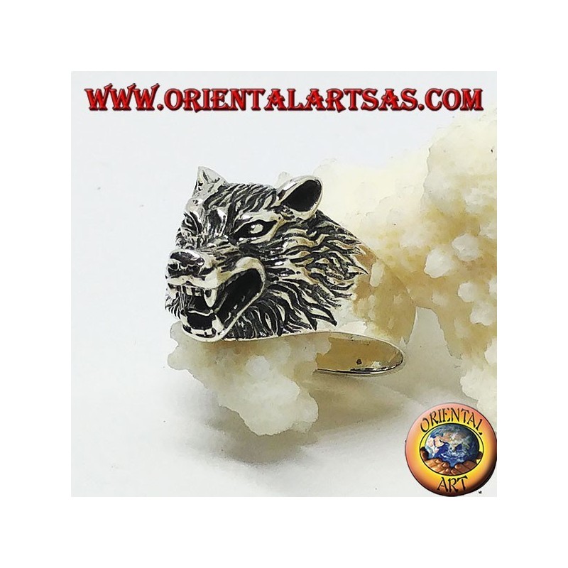 Anello in argento, con testa di lupo che ringhia