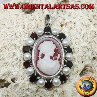 Pendentif en argent avec camée sur nacre entouré de perles et de grenats