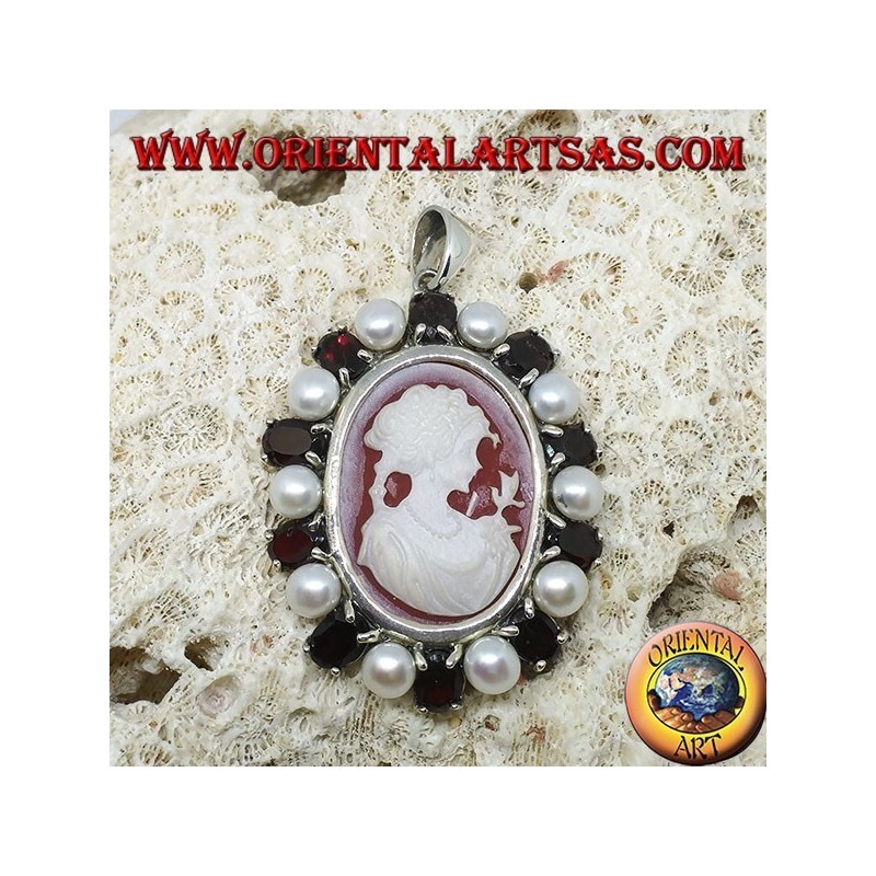 Colgante de plata con camafeo en nácar rodeado de perlas y granates.