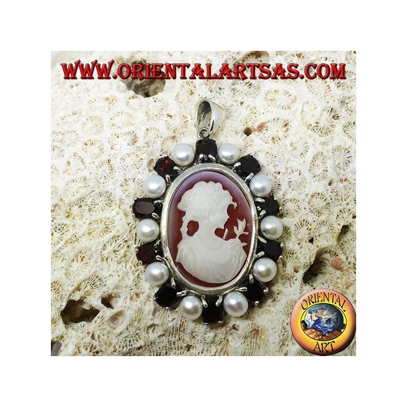 Colgante de plata con camafeo en nácar rodeado de perlas y granates.