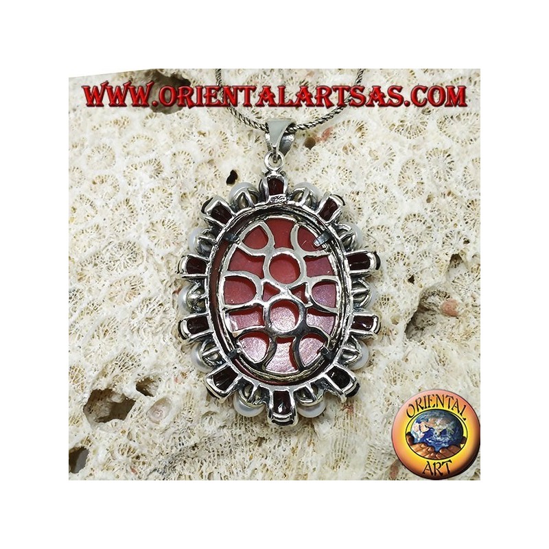 Pendentif en argent avec camée sur nacre entouré de perles et de grenats