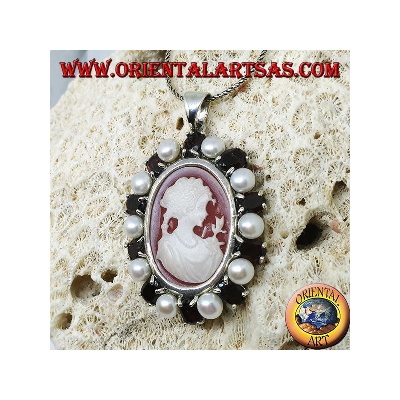 Colgante de plata con camafeo en nácar rodeado de perlas y granates.