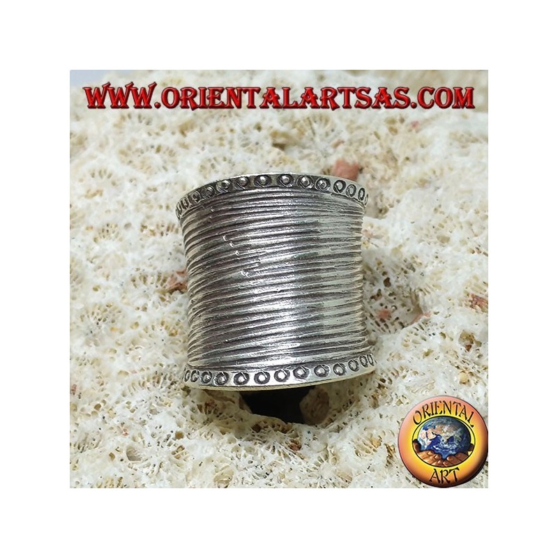 Anello in argento a fascia larga concava con incisioni a righe fatte a mano