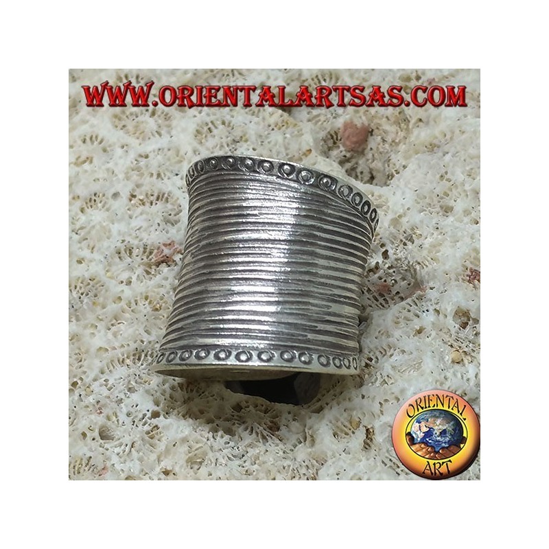 Anello in argento a fascia larga concava con incisioni a righe fatte a mano