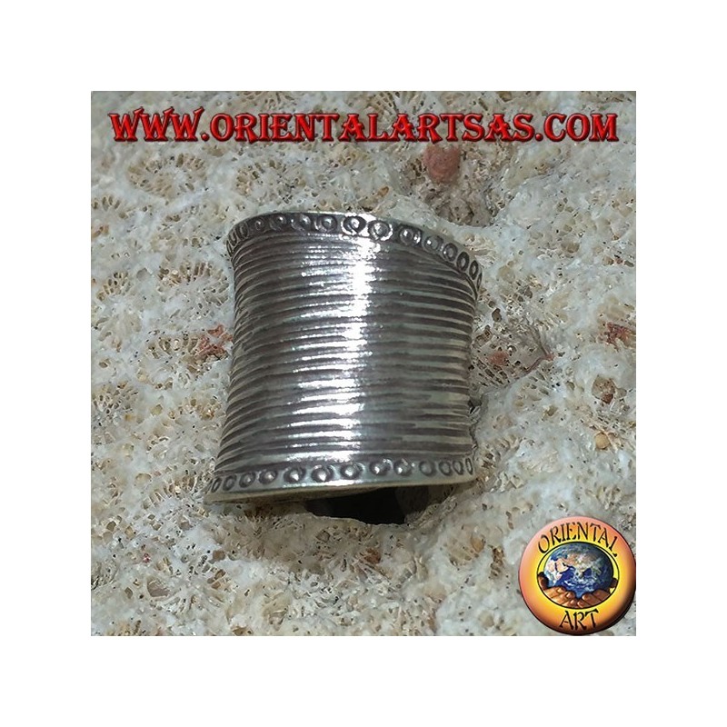 Anello in argento a fascia larga concava con incisioni a righe fatte a mano