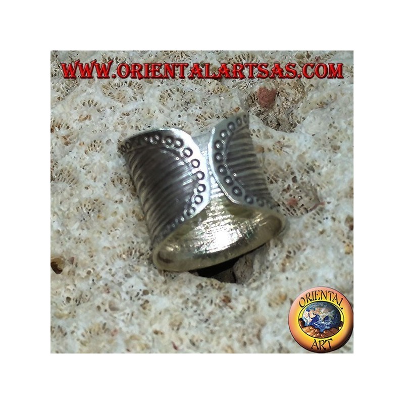 Anello in argento a fascia larga concava con incisioni a righe fatte a mano